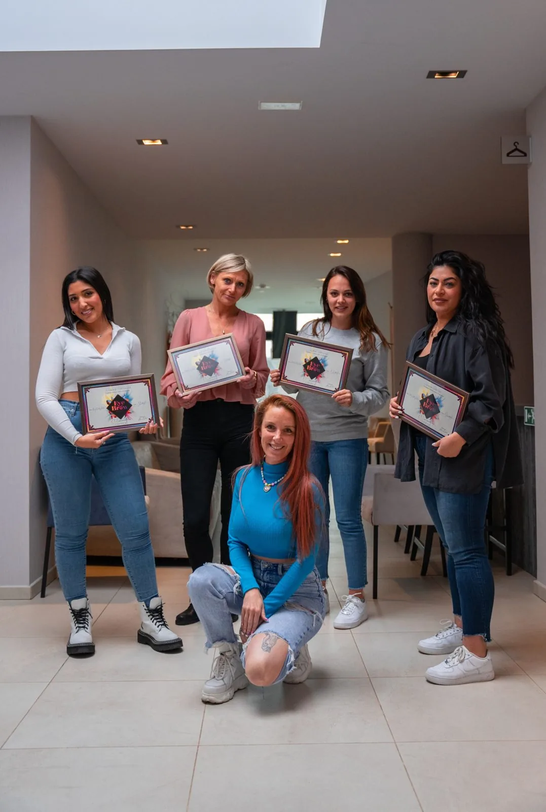 Les élèves de l'académie avec leur certificat