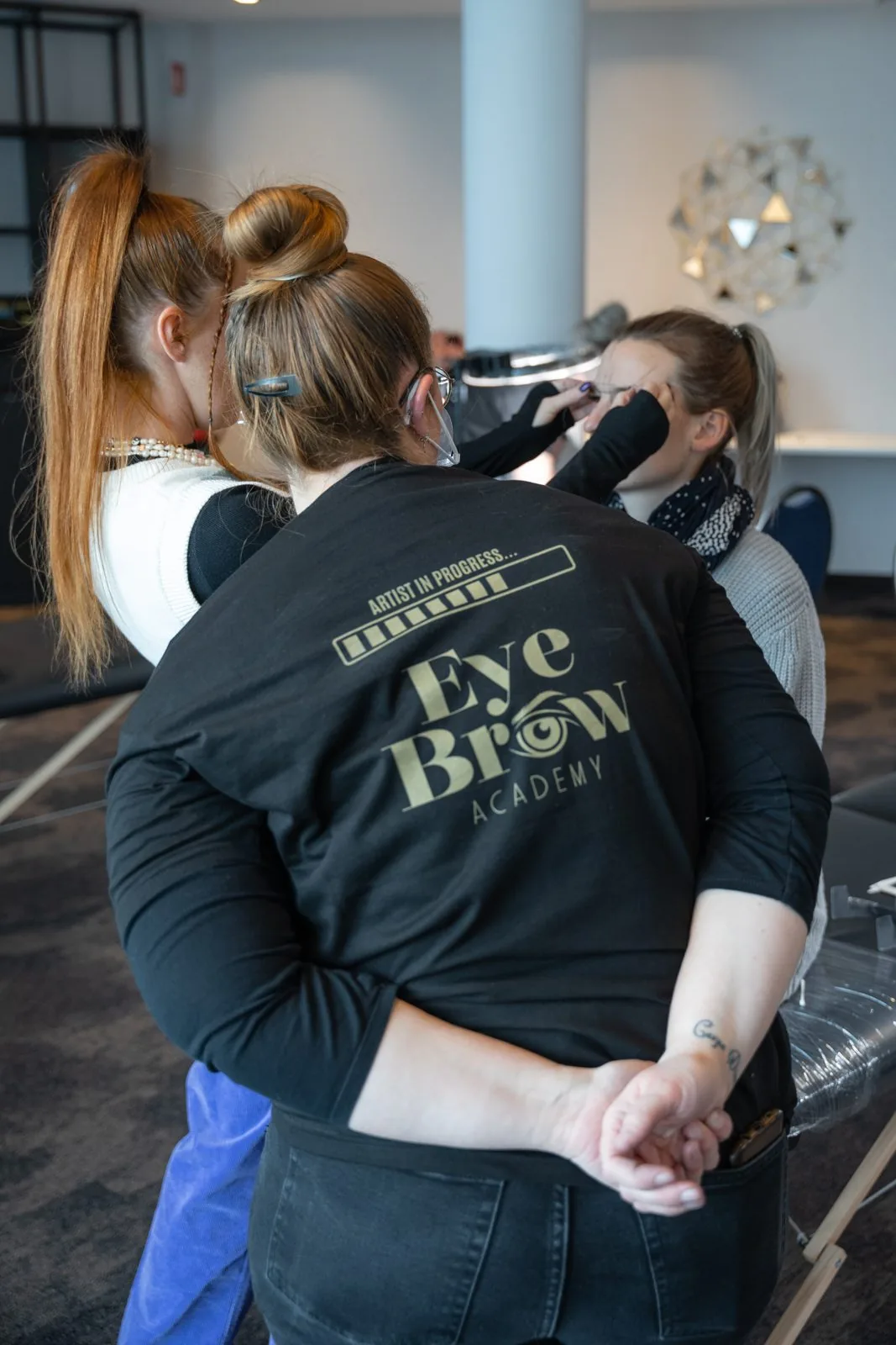 La formatrice en t-shirt EyeBrow Academy